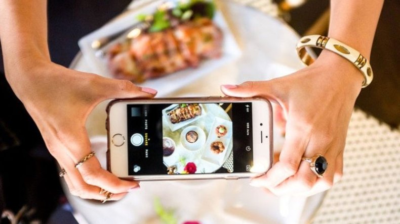 جزائريون يقطعون التباهي بموائد الإفطار ويوقفون التبذير