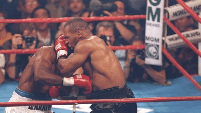 الملاكم تايسون يجني ثروة طائلة من حادثة قضم أذن منافسه هوليفيلد