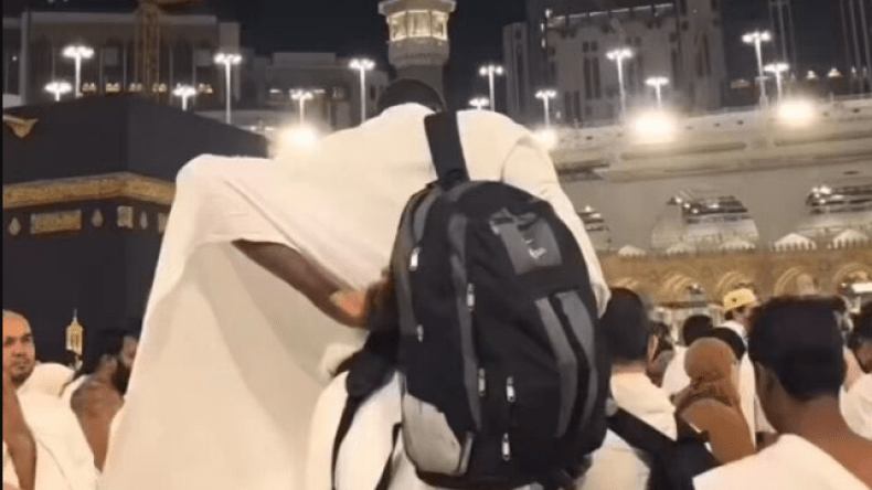 بالفيديو.. معتمر يلفت الأنظار في الحرم المكي بطوله الفارع!