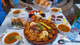 مطاعم رحمة “5 نجوم”.. وعابرو سبيل يعاملون مثل “الملوك”