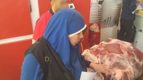 “بوزلوف” برائحة الجيف وأجنحة دجاج في أحشاء بقرة