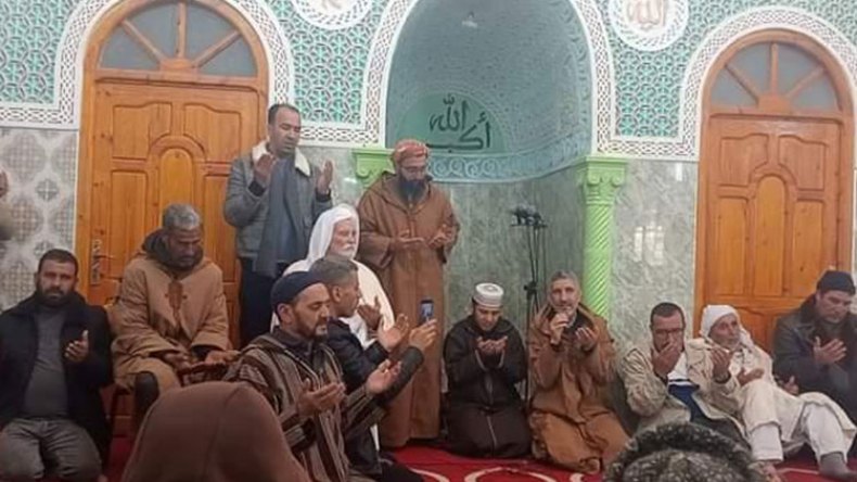 جرت داخل مسجد.. جلسة صلح مؤثرة بين عائلتين بتبسة