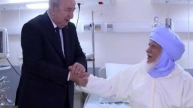 Le président de la République se rend au chevet du superviseur de l’Ecole coranique d’In-Zghmir à l’hôpital militaire d’Ain Naâdja