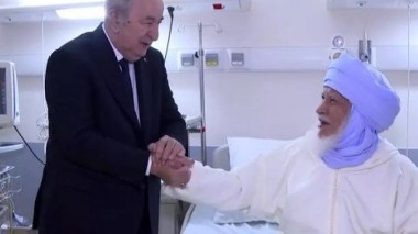 Le président de la République se rend au chevet du superviseur de l’Ecole coranique d’In-Zghmir à l’hôpital militaire d’Ain Naâdja