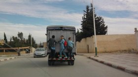 غير مبالين بالخطر.. أطفال يجازفون بتسلق الشاحنات