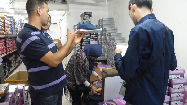 الأحذية والملابس محلية الصنع تغزو الأسواق والمحلات بالعاصمة