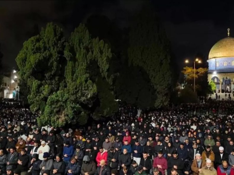 90 000 Palestiniens accomplissent la prière des Tarawih à la mosquée Al-Aqsa