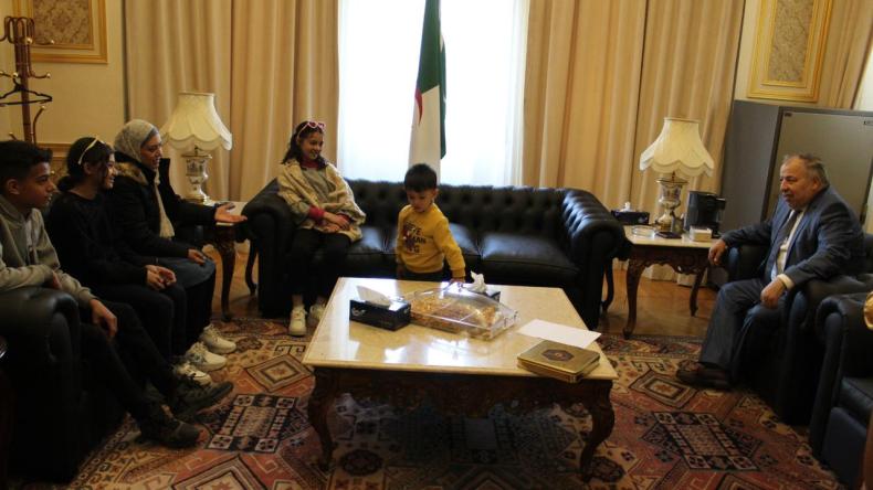 بالفيديو.. الجزائر تحتضن عائلة الصحفي الفلسطيني وسام أبو زيد