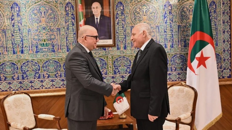 السفير الكوبي يؤدي زيارة وداع لعطاف