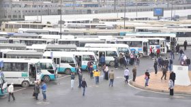  مطالب برلمانية بمحاربة فوضى النقل الجماعي وإنشاء مركز تنظيم حركة المرور  