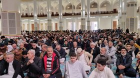 الجزائريون يؤدون أول صلاة جمعة بجامع الجزائر   