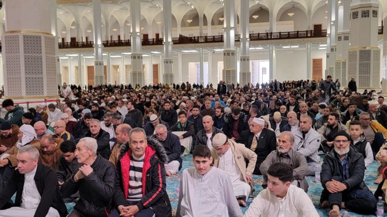 الجزائريون يؤدون أول صلاة جمعة بجامع الجزائر   
