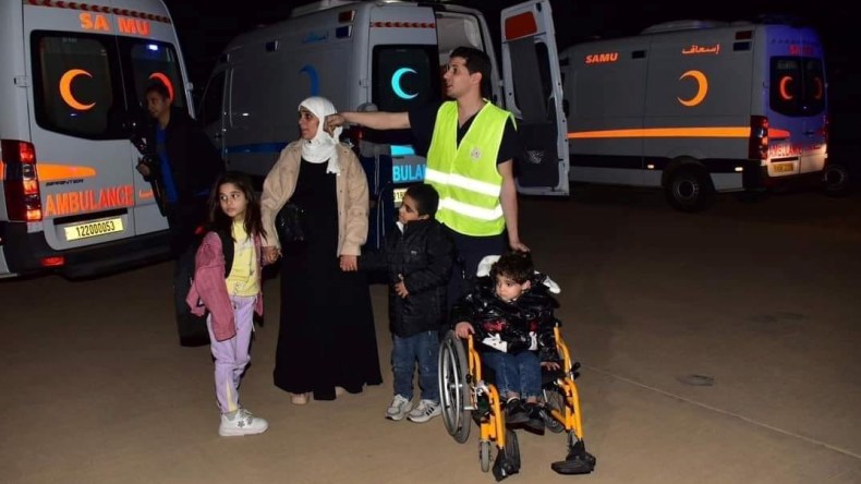 إجلاء 45 طفلا فلسطينيا و6 جزائريين جرحى من القاهرة (صور)