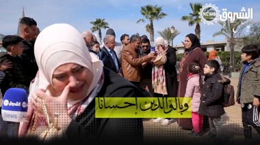 سيدة تبكي بحرقـة بعد حديثها عن والديها