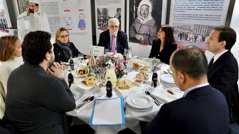 عمدة باريس تشارك في إفطار بمسجد باريس الكبير