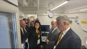 استلام عيادتين متنقلتين من “إيني” الإيطالية وهذه خدماتهما