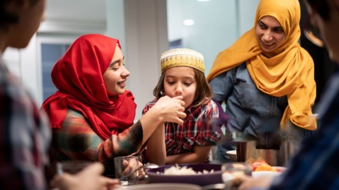 الاجتماعات العائلية في رمضان.. تبني شخصية طفلك دينيا واجتماعيا