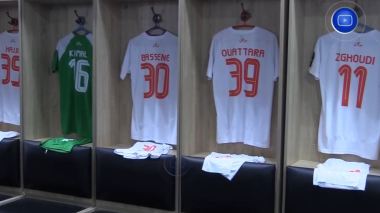 شاهد .. قميص نادي نهضة بركان جاهز في غرف تغيير الملابس