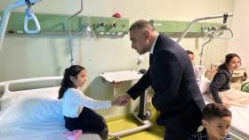 سفير فلسطين يزور جرحى غزة في المستشفى العسكري بالجزائر