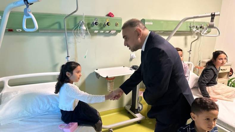 سفير فلسطين يزور جرحى غزة في المستشفى العسكري بالجزائر