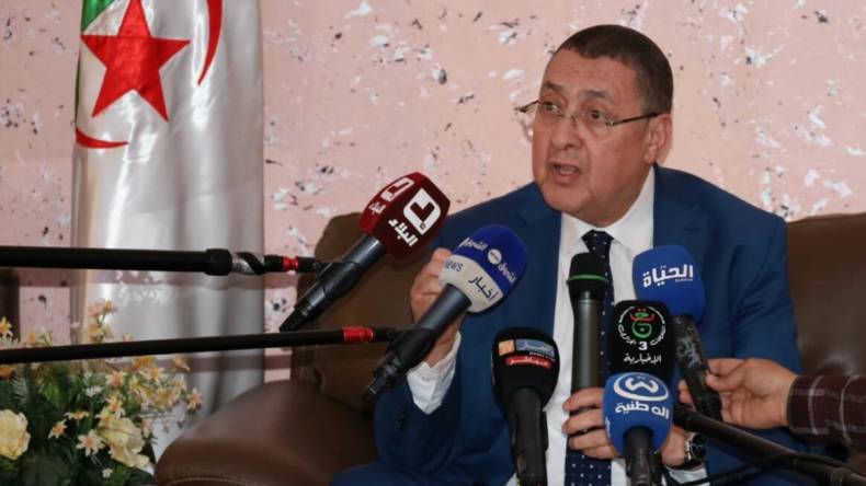 وزير الداخلية يؤكد استلام 3 طائرات لإطفاء الحرائق