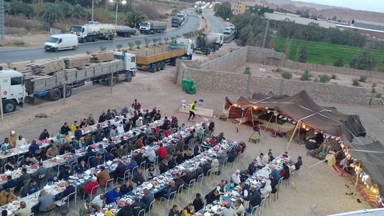 “الدخلة”.. أكبر تجمع لإفطار الصائمين بالأغواط