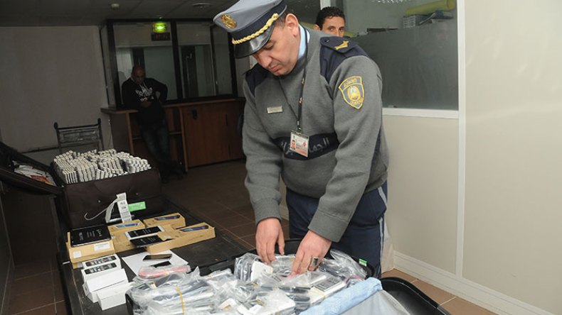 الجمارك تطارد تجار “التراباندو” في المطارات والموانئ والمعابر