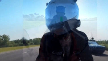Un motard percute un pick-up et atterrit dans le coffre (VIDEO)