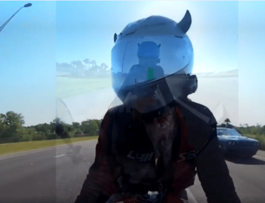 Un motard percute un pick-up et atterrit dans le coffre (VIDEO)