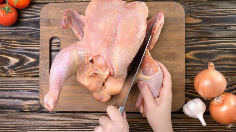 خبراء يحذرون من تناول هذه الأجزاء من الدجاج!
