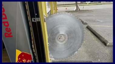 Un homme échappe de peu à une scie circulaire (VIDEO)