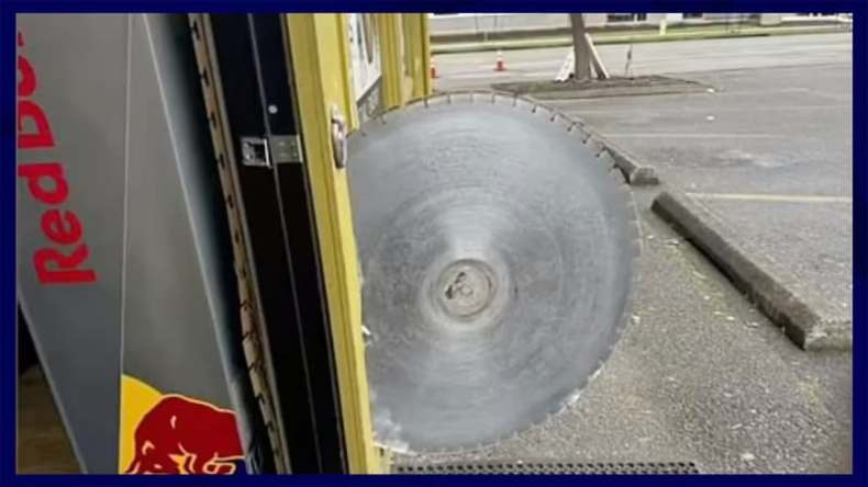 Un homme échappe de peu à une scie circulaire (VIDEO)