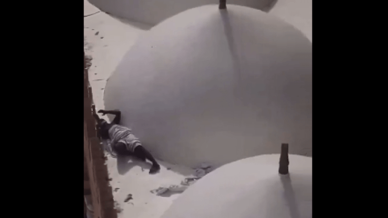 بالفيديو.. معتمر يلقي بنفسه من الأدوار العلوية للمسجد الحرام والأمن يحقق في الواقعة!