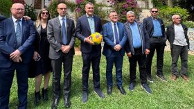 نجم الكرة الإيطالية سابقا “فييري” يحلّ بِالجزائر