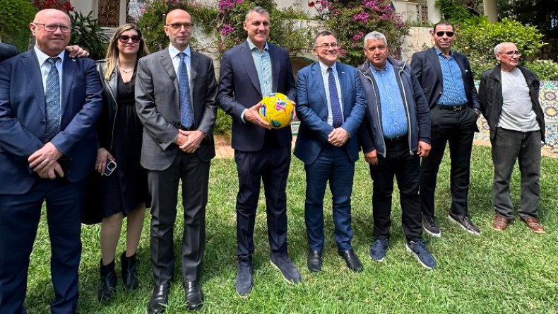 نجم الكرة الإيطالية سابقا “فييري” يحلّ بِالجزائر