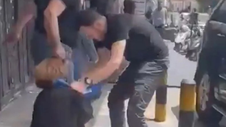 بالفيديو.. الاعتداء على محامية أمام محكمة بلبنان يحرك موجة غضب واسعة!