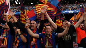 بالفيديو.. جماهير برشلونة ترد الصفعة لباريس سان جيرمان