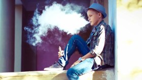 الفيبينج يستفحل بمدارسنا.. تلاميذ يتعاطون السجائر الإلكترونية