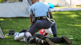 إعتداء الشرطة على بروفيسورة إقتصاد يصدم الأمريكيين