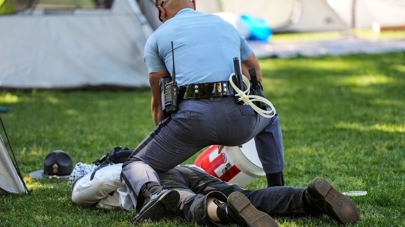 إعتداء الشرطة على بروفيسورة إقتصاد يصدم الأمريكيين