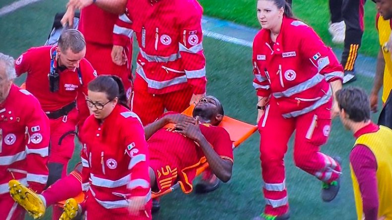 بِالفيديو: هلع وإيقاف المباراة بعد سقوط زميل عوّار ونقله إلى المستشفى