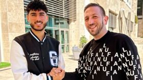 أجرة هزيلة بـ “الرّوبل” وتَسَمُّرٌ في دكّة احتياط وتبرير قبيح