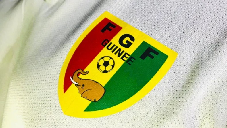 رسائل خادشة للحياء تُهدّد مصير مُدرّب غينيا للإناث