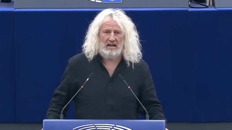 برلماني إيرلندي يجلد الصّهاينة وجوفانتوس وينتصر لِفلسطين