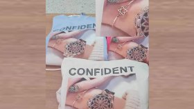 ألبسة أطفال تحمل النجمة السداسية معروضة للبيع في سوق أهراس