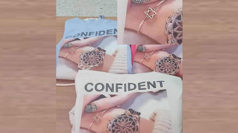 ألبسة أطفال تحمل النجمة السداسية معروضة للبيع في سوق أهراس