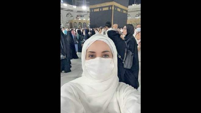 “هل غيرت ديانتها”.. صور ديانا حداد من أمام الكعبة تثير الجدل!