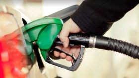 كيف تتصرف إذا وضعت وقودا خاطئا في سيارتك؟