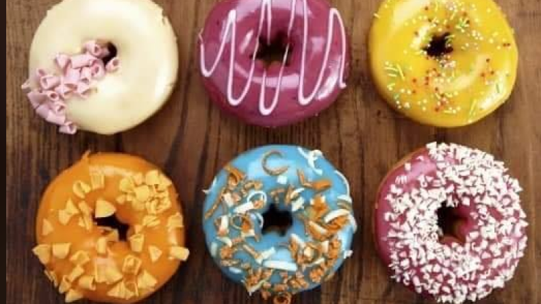 هذه أضرار استعمال الملمعات والملونات في حلويات العيد؟