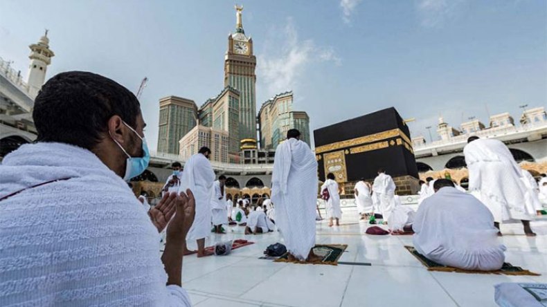 جزائريون يقصدون البيت الحرام للشفاء من السحر والعين!